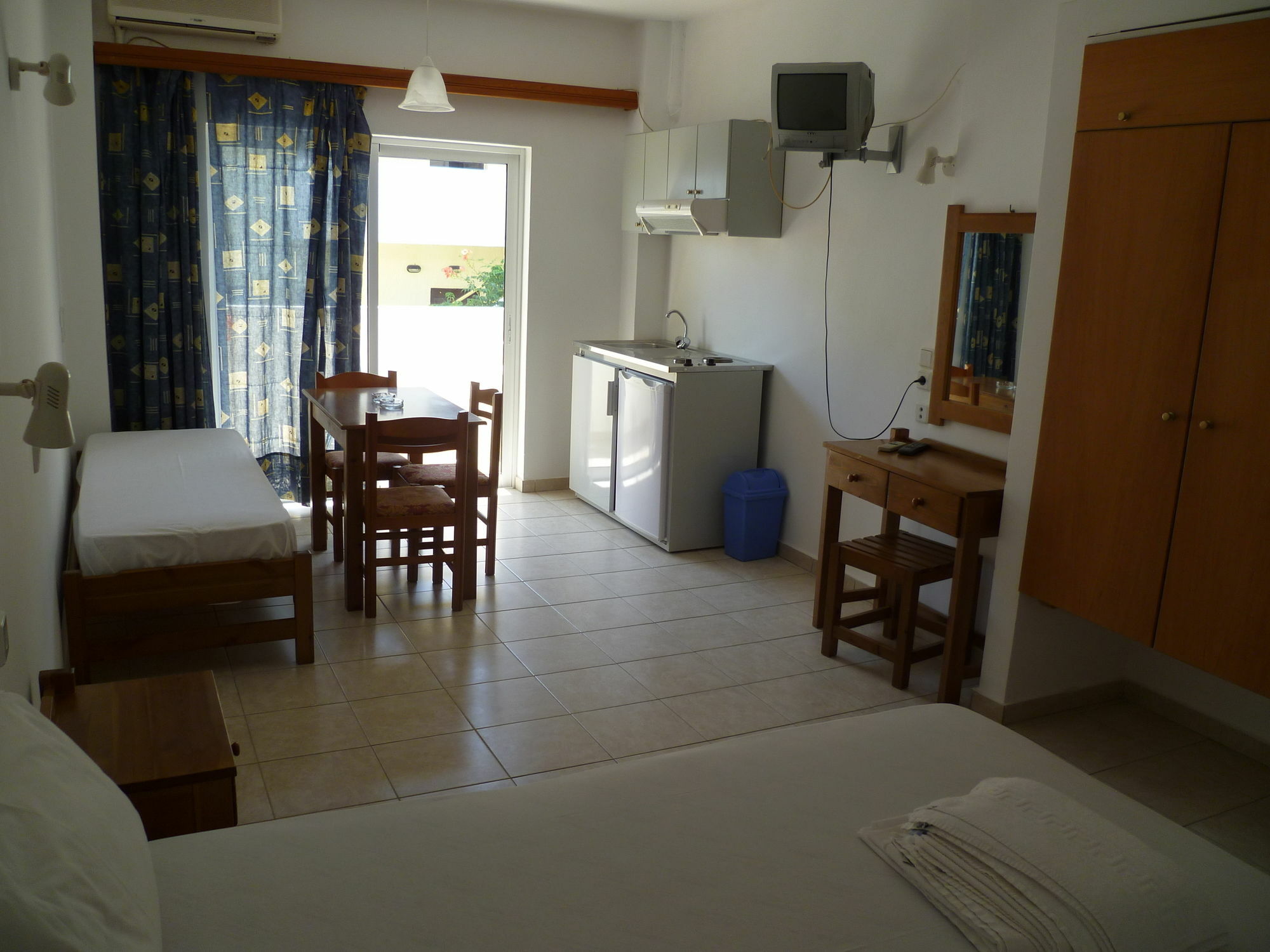 Karmi Apartahotel Kolimvárion